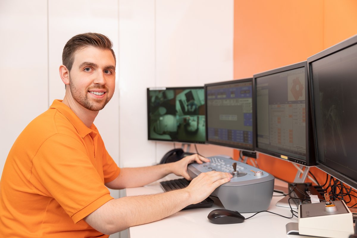 Arzthelfer vor einem Computermonitor
